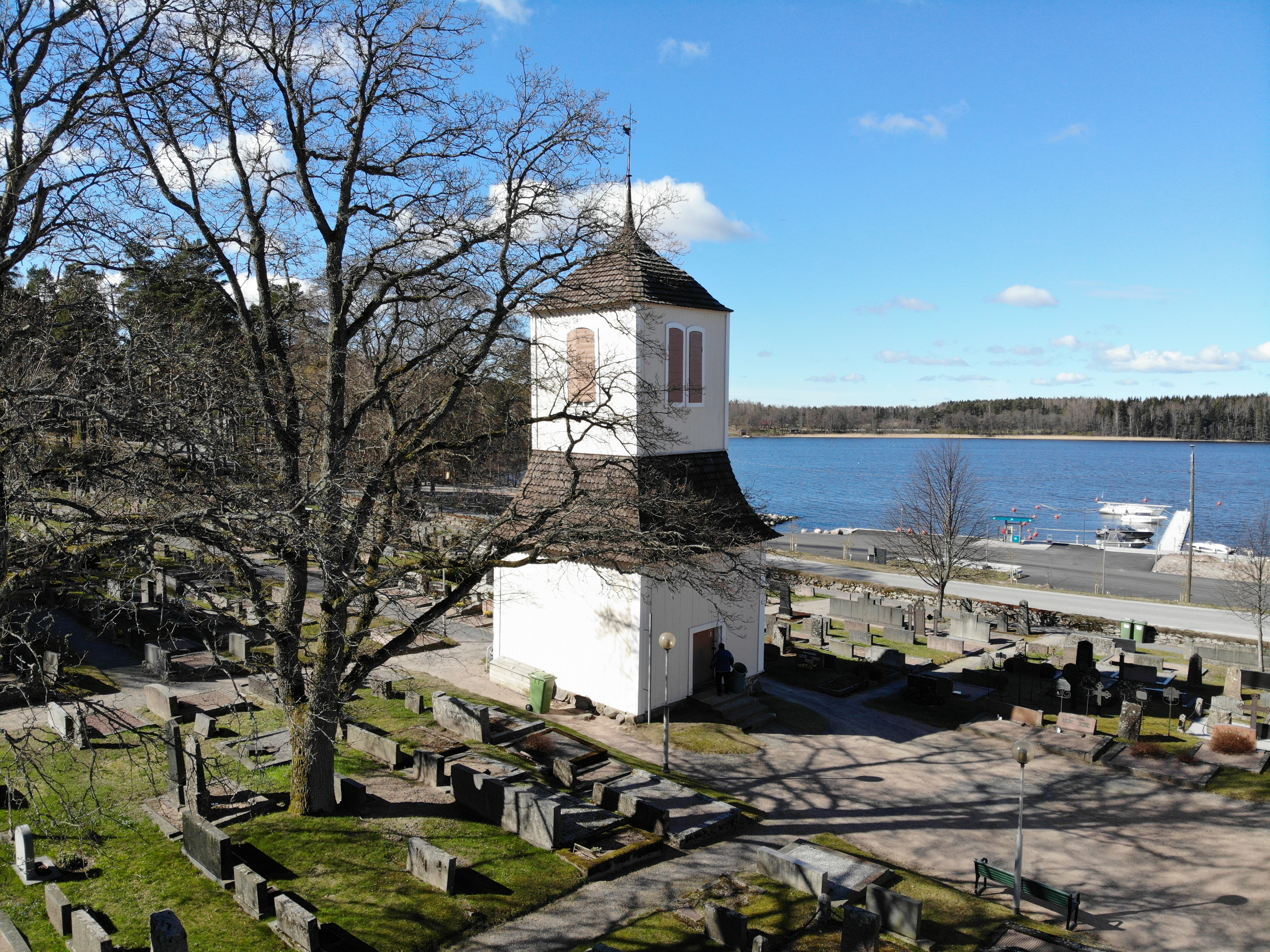 Begravningsplatsen i Bromarv med det gamla klocktornet.